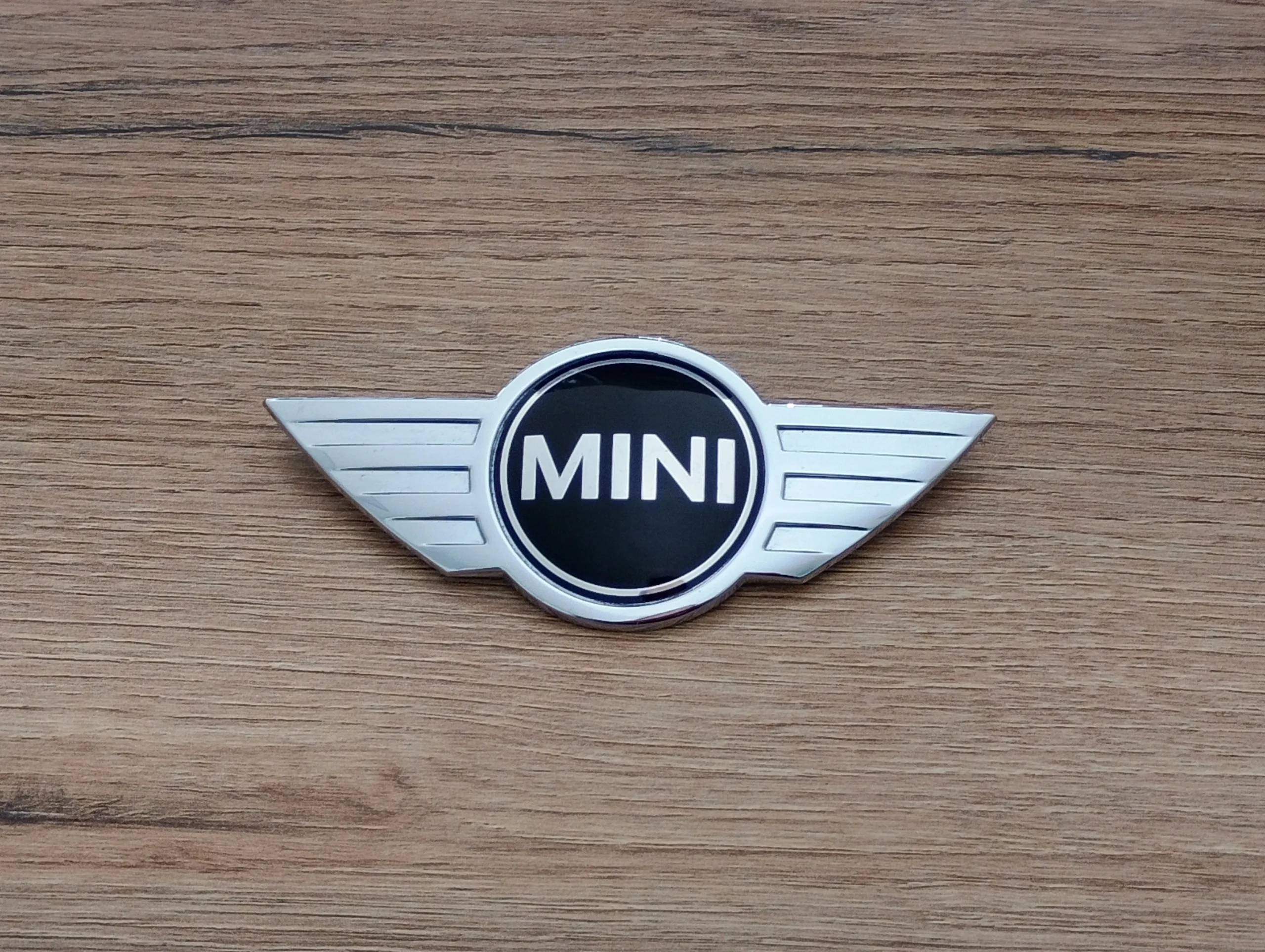 mini-cooper-r55-r56-r57-znaczek-logo-maski-06-10-51142754972-2754972-754972-ed-car.pl-7191496
