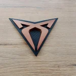 Seat / Cupra Leon emblemat znaczek grilla atrapy przód 20-