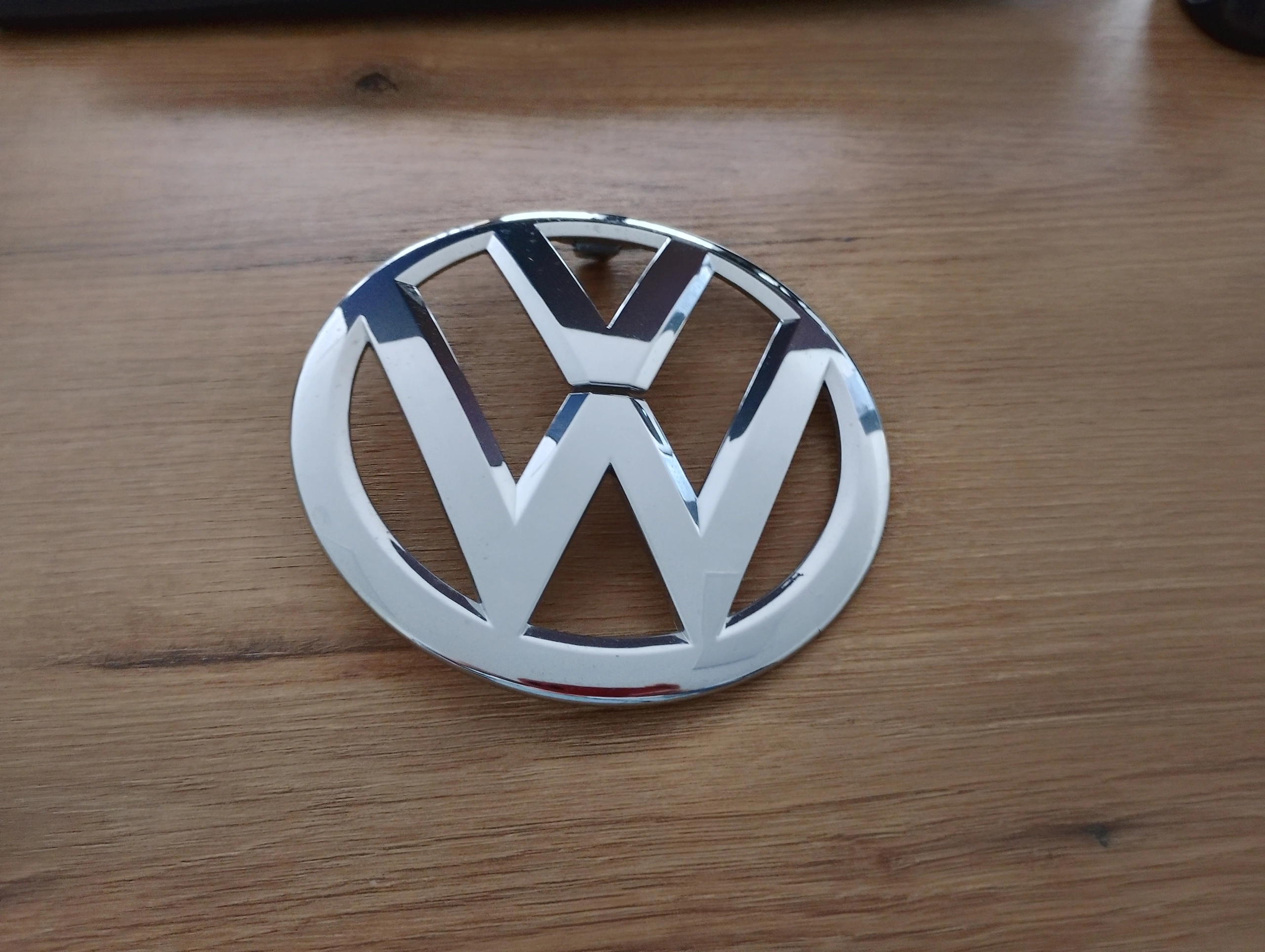 volkswagen-vw-up-emblemat-zderzaka-przod-11-16-1s6853601b-1s6853601b739-ed-car.pl-7189280