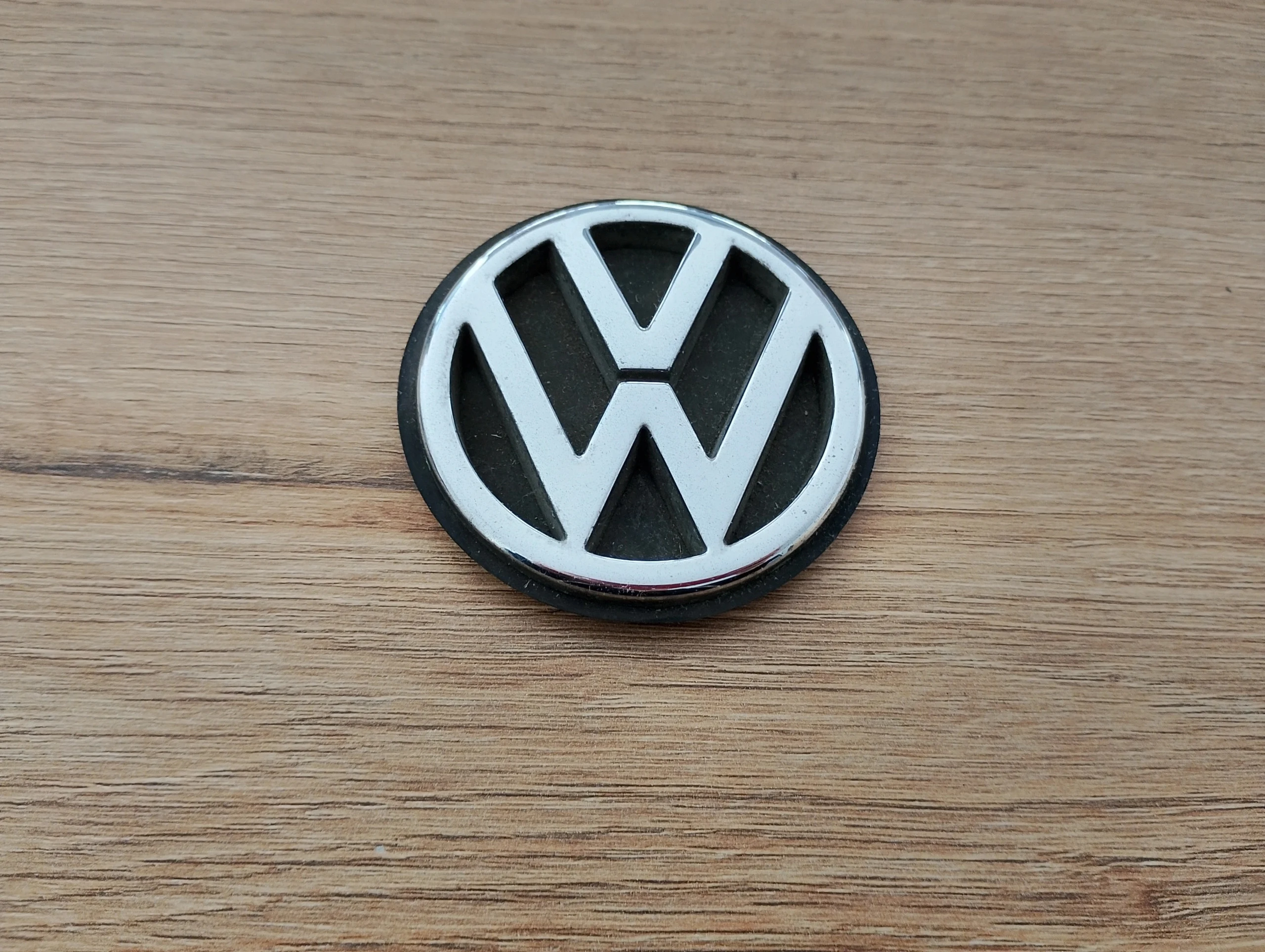 vw-golf-iii-passat-b4-vento-emblemat-znaczek-klapy-tyl-3a9853630-ed-car-ed-car.pl-7190433