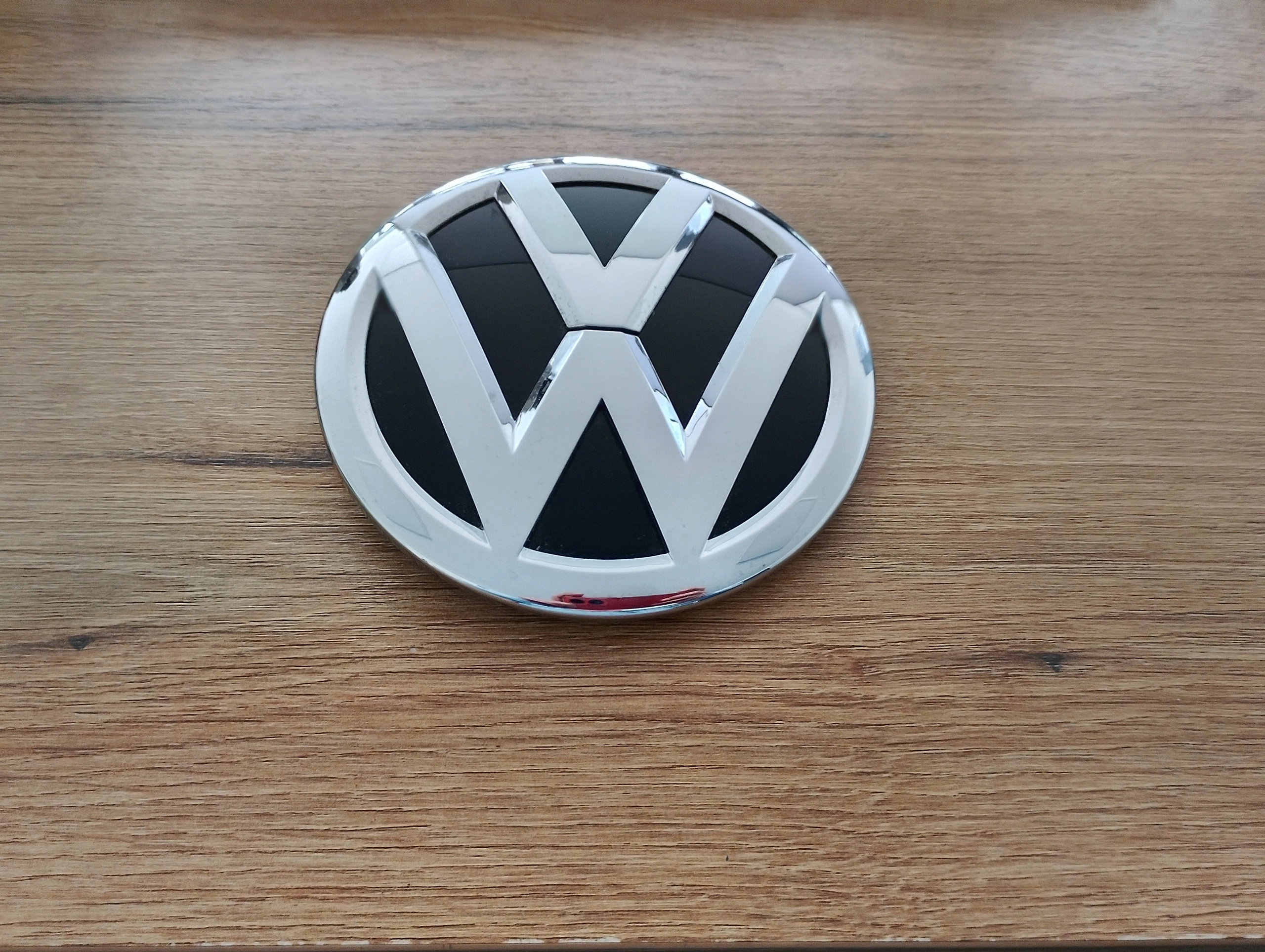 vw-tiguan-ii-emblemat-grilla-atrapy-zderzaka-przod-16-24-2k5853600dpj-2k5853600-ed-car.pl-7189194