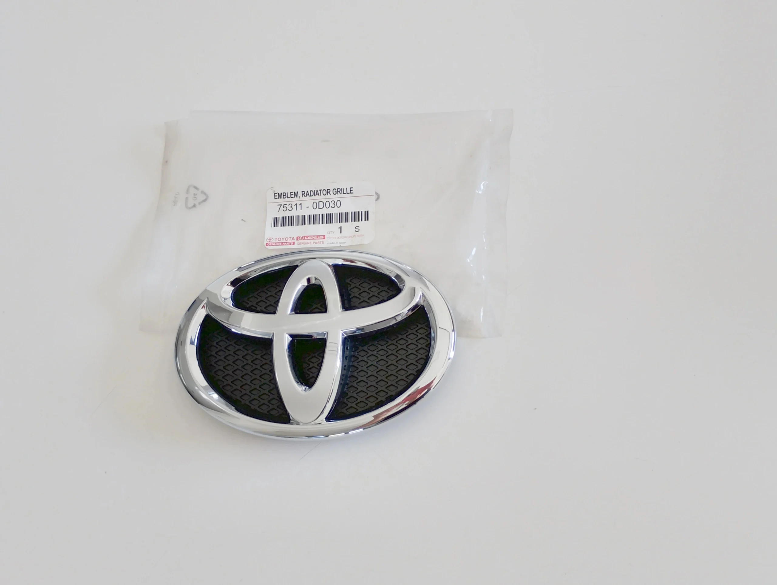 yaris-ii-emblemat-znaczek-logo-atrapa-zderzaka-przod-05-11-a75311-0d030-75311-0d030-ed-car.pl-7188211
