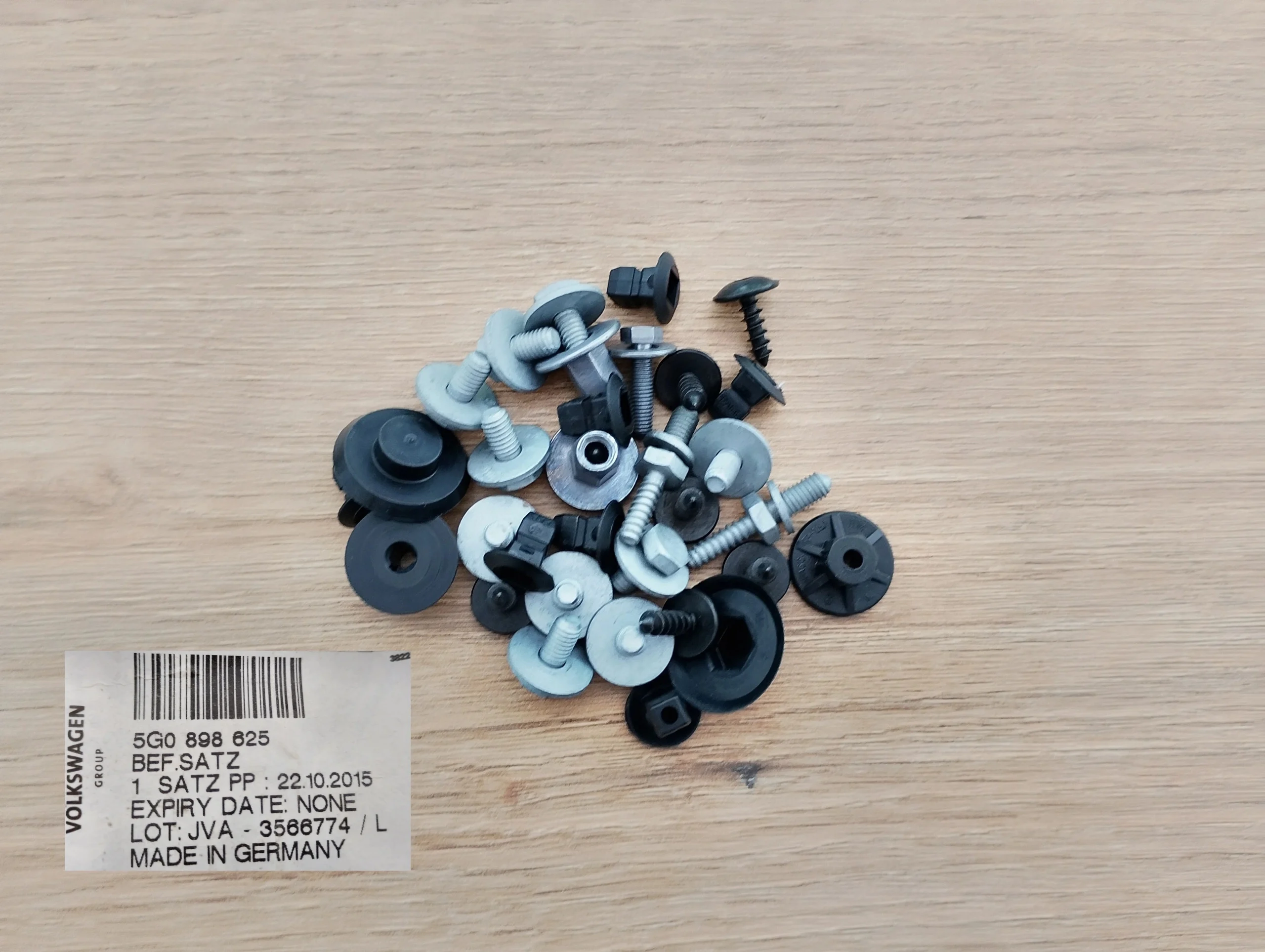 vw-golf-vii-5g-sruby-blotnika-zestaw-czesci-mocujacych-blotnik-5g0898625-jva-3566774-ed-car.pl-7209165