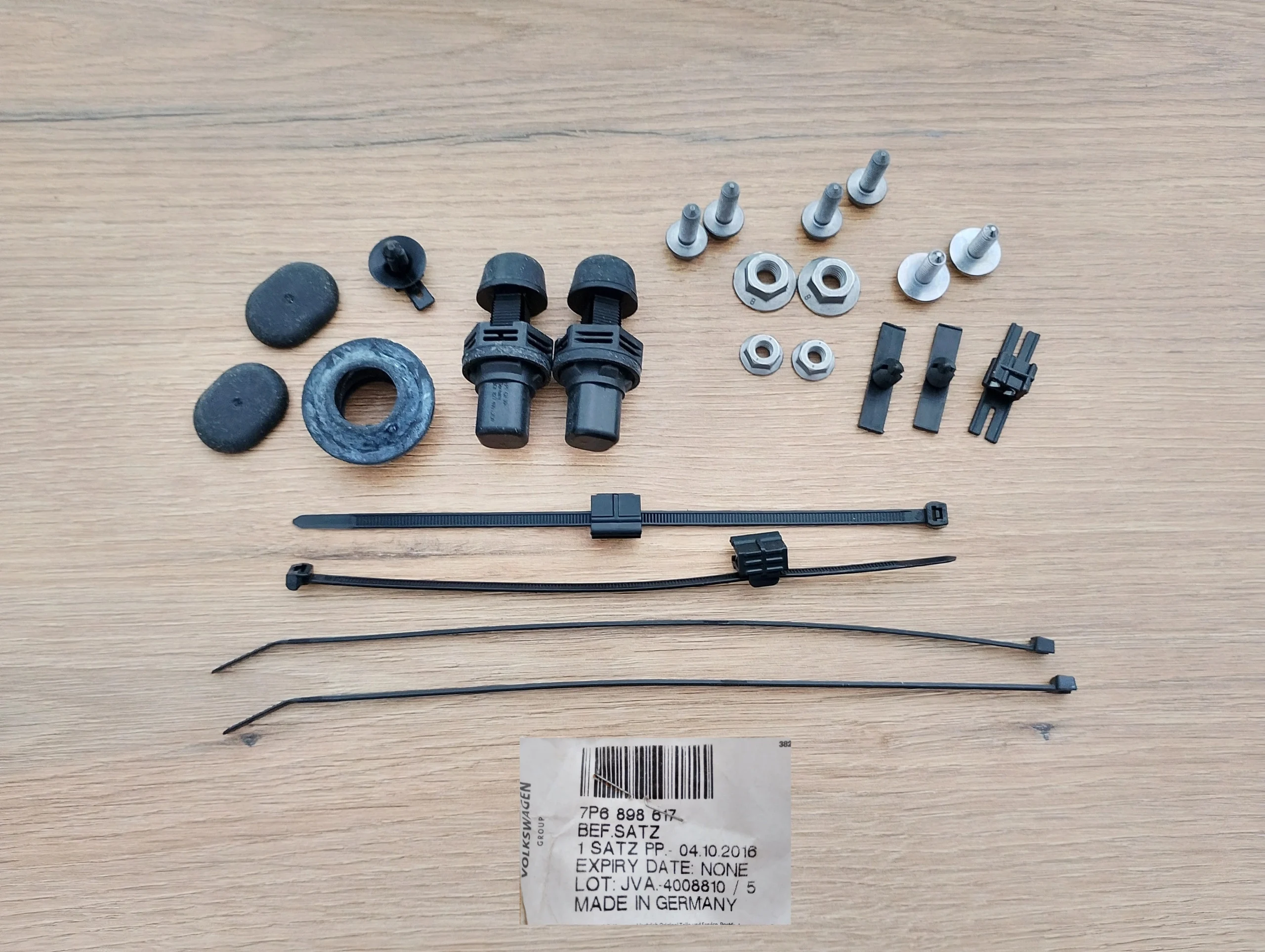 vw-touareg-lift-sruby-klapy-zestaw-czesci-mocujacych-w-klape-7p6898617a-7p6898617-ed-car.pl-7209247