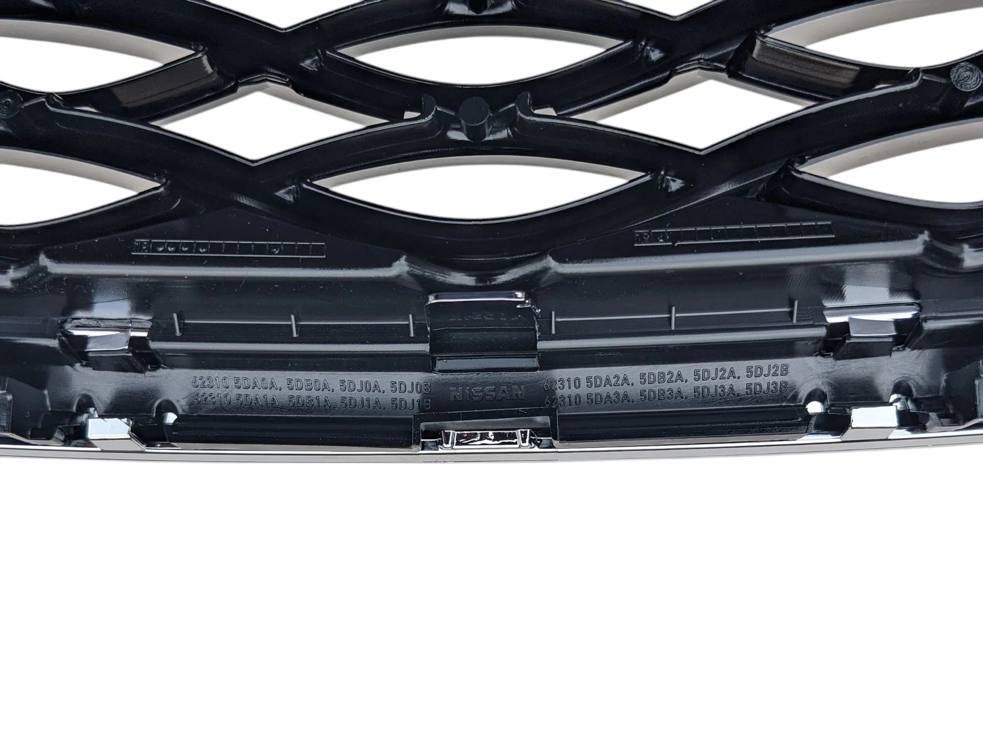 infiniti-q30-qx30-przednia-kratka-atrapa-grill-chrom-zderzaka-przod-62310-5db2a-ed-car.pl-7050136