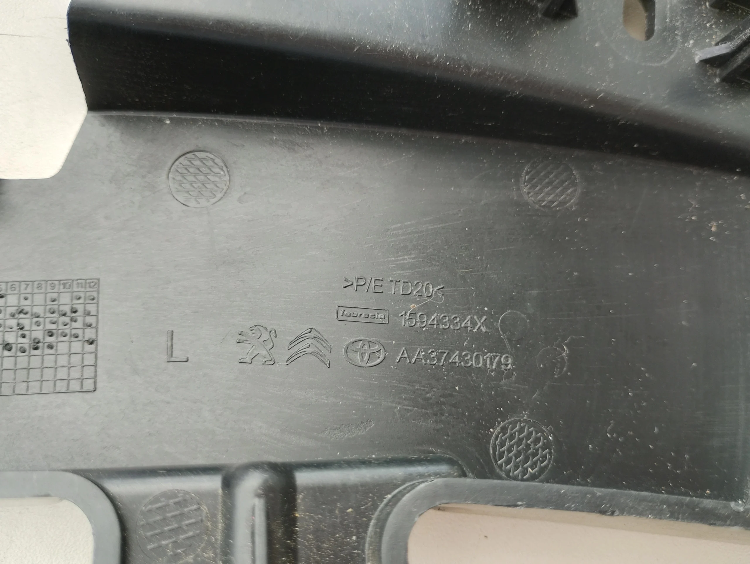 toyota-proace-i-verso-slizg-zderzaka-lewy-przod-16-24-asu001-a3261-su001-a3261-edcar-1594334x-ed-car.pl-7206383