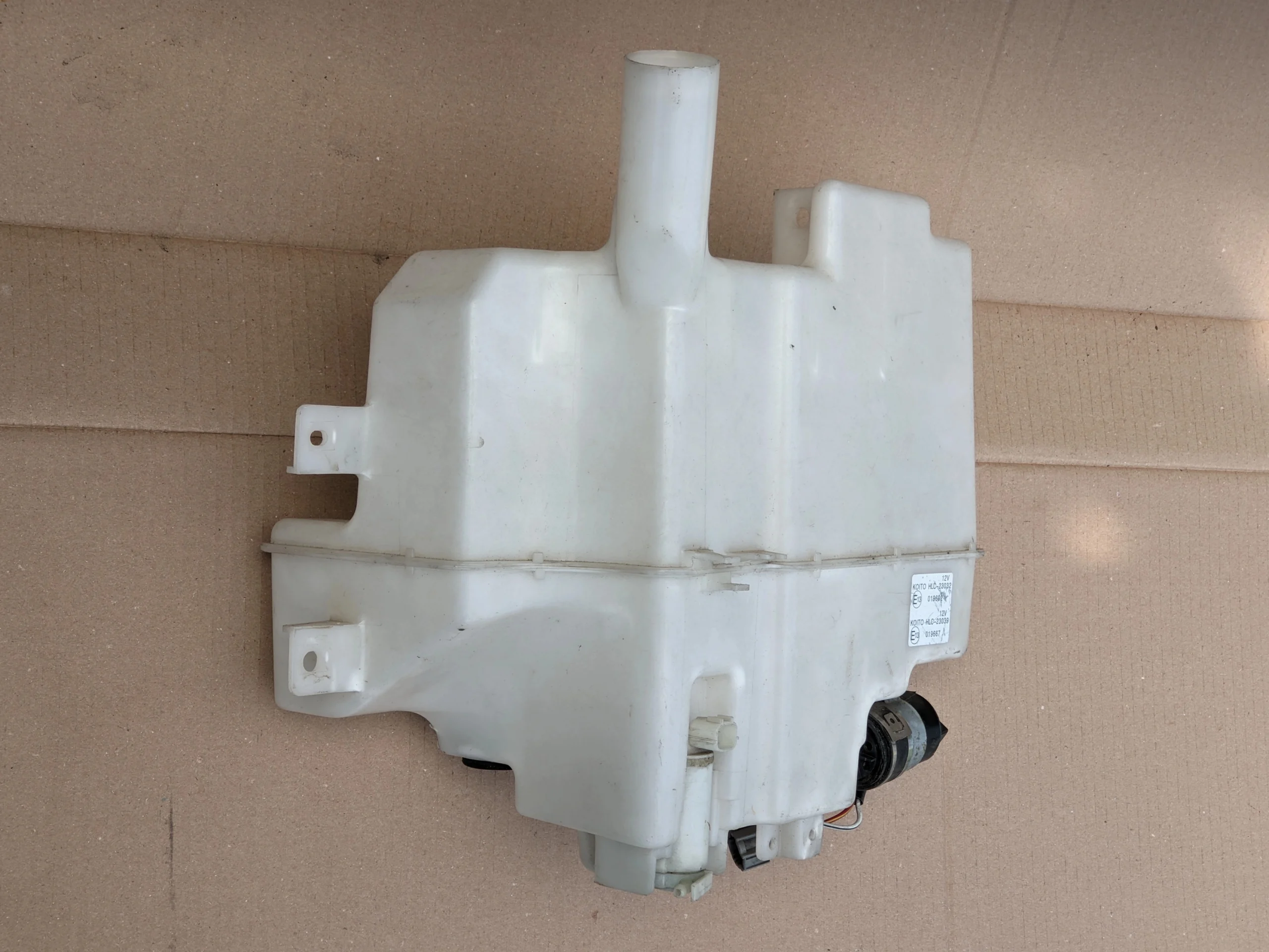 infiniti-m35-m37-m56-q70-zbiorniczek-plynu-spryskiwacza-lampy-szyby-hlc-23039-ec-28910-1mk0a-ed-car.pl-7288758