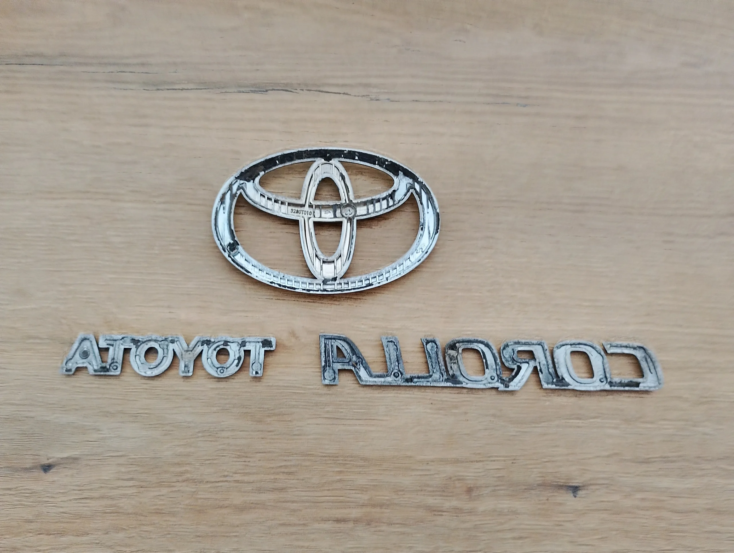 toyota-corolla-ix-e12-hb-hatchback-emblemat-klapy-tyl-01-07-75441-02050-75441-02040-75431-02030-75442-02060-ed-car.pl-7285954