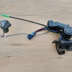 Toyota Corolla IX E12 HB zamek klapy tył tylnej 01-07