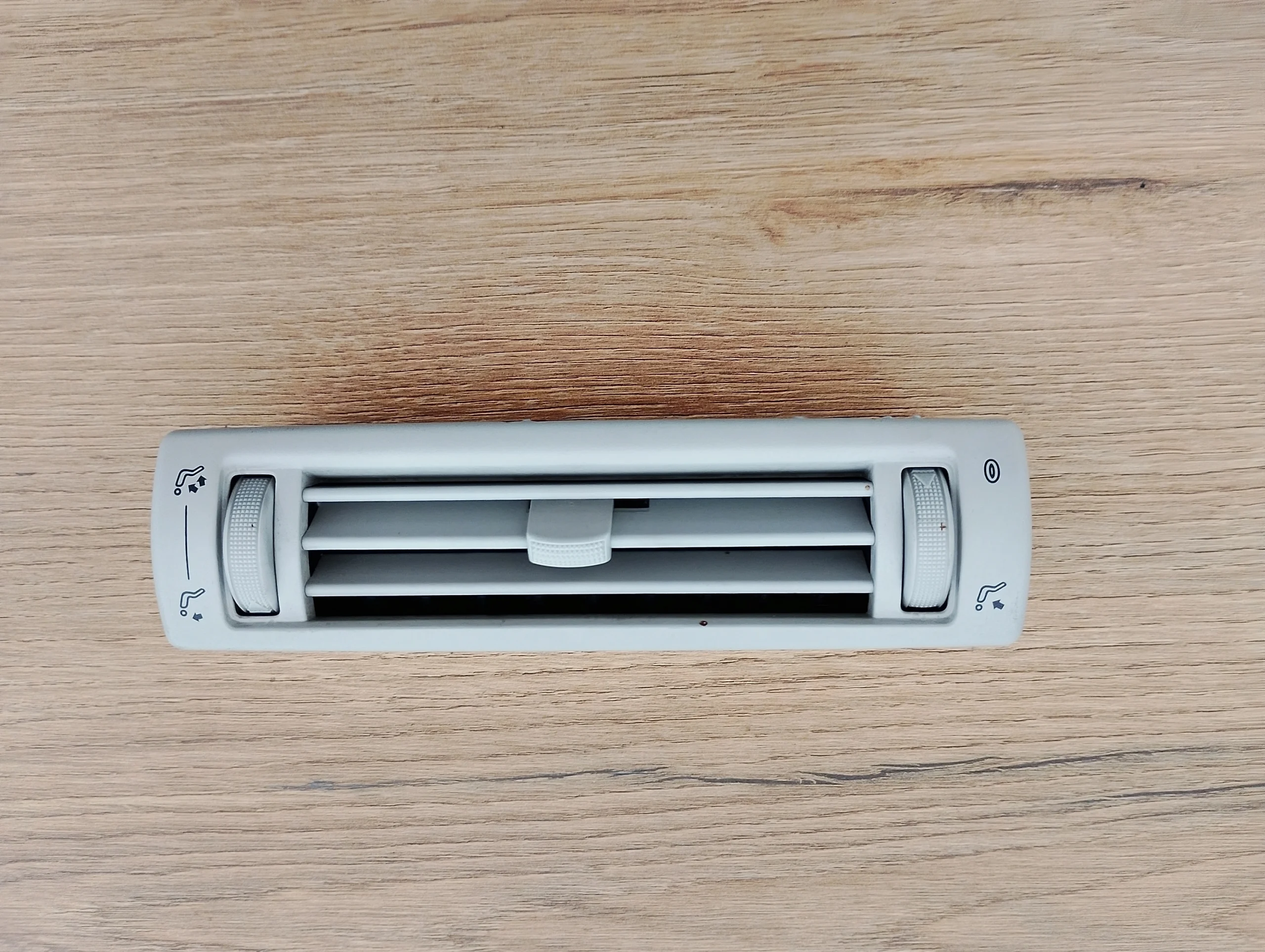 vw-multivan-i-t4-caravelle-kratka-nawiewu-podsufitki-dachu-90-03-7d0820951a-7d0820951-edcar-ed-car.pl-7286179