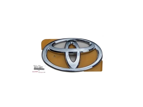 toyota-corolla-sedan-x-e15-iq-j1-logo-emblemat-klapy-tyl-90975-02071-ed-car.pl-6911730