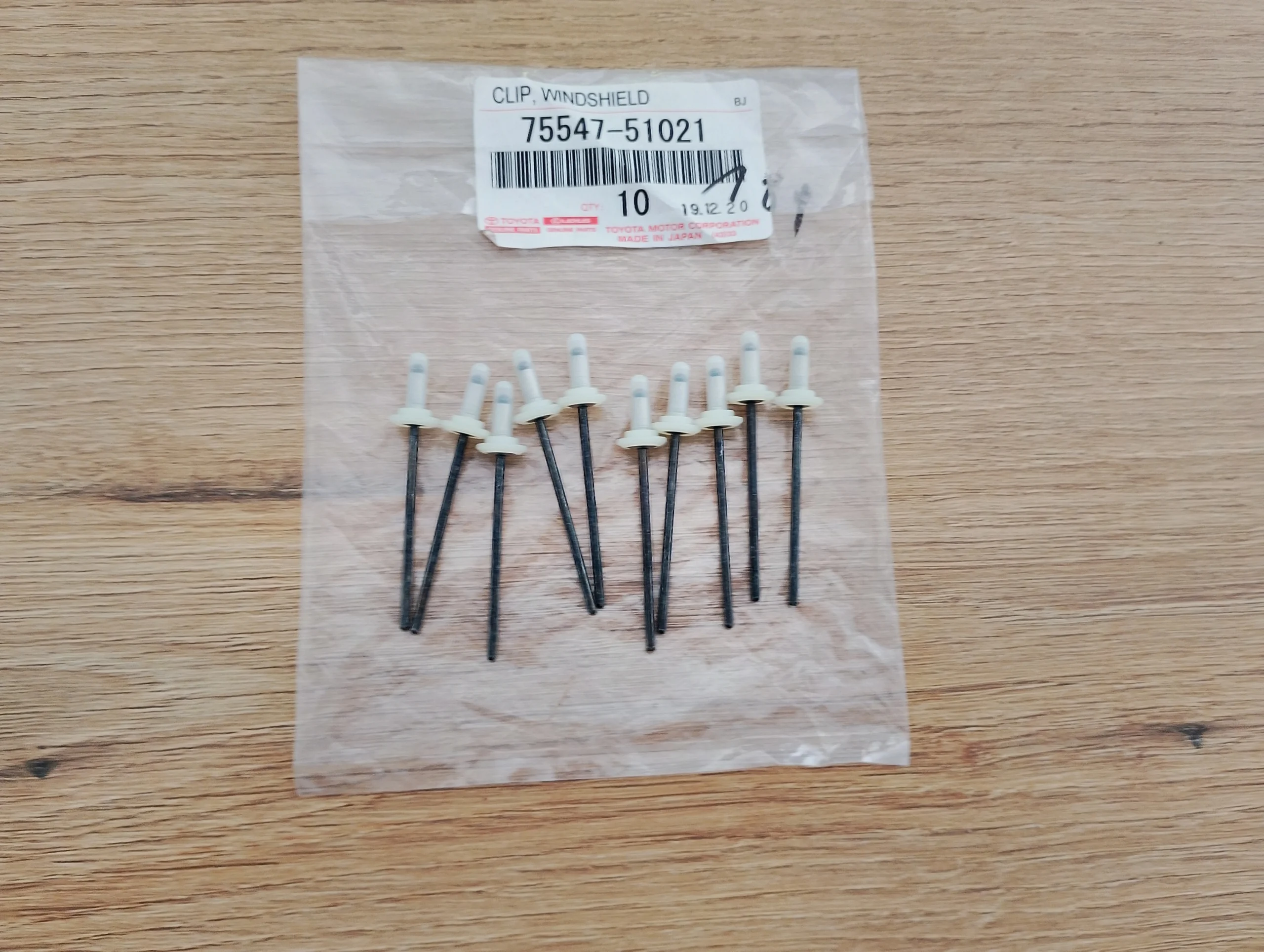 toyota-lexus-10x-spinki-spinka-nit-klipsy-listwy-szyby-czolowej-75547-51021-7554751021-ed-car.pl-7295062